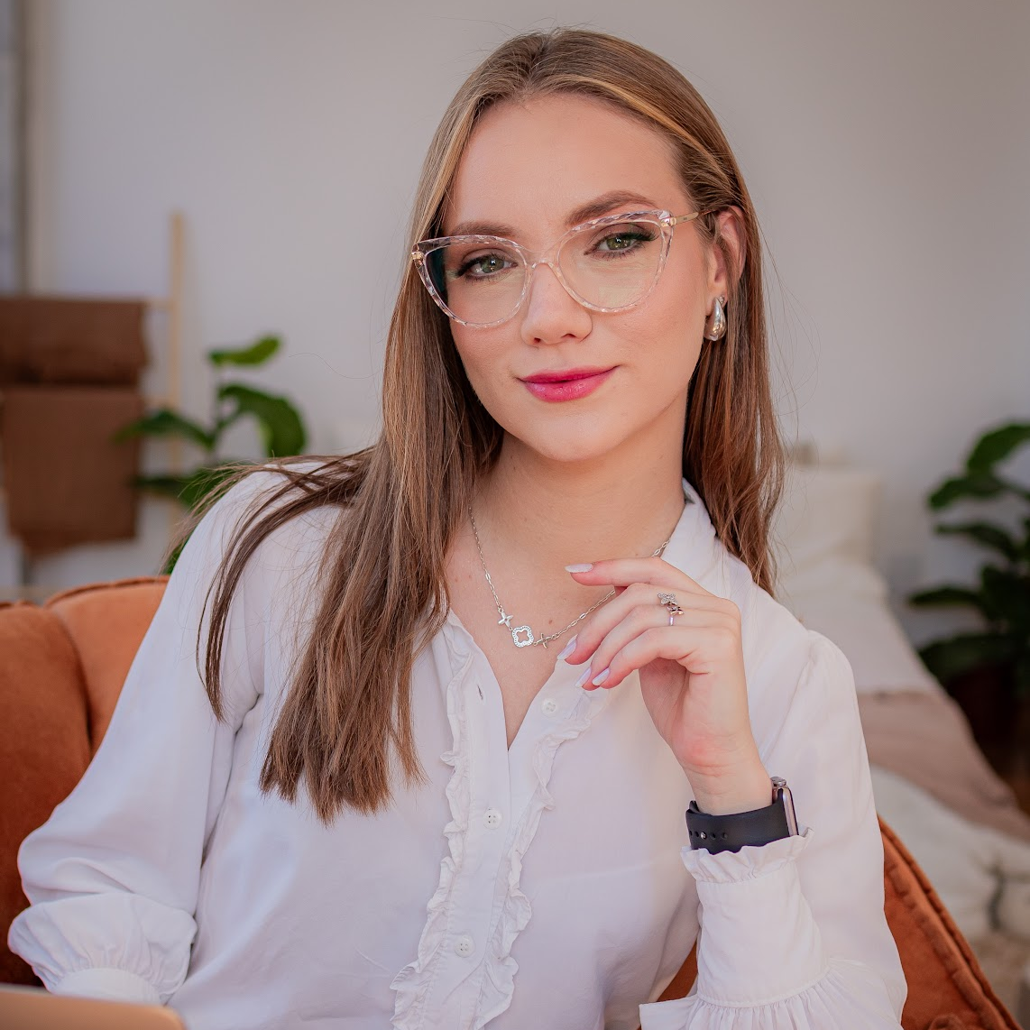 professional portrait of Emilly Hennemann, warm female psychologist with gentle smile, soft lighting, purple lavender background, welcoming maternal care expression